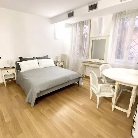 Boutique In Center: Duomo Scala Milan